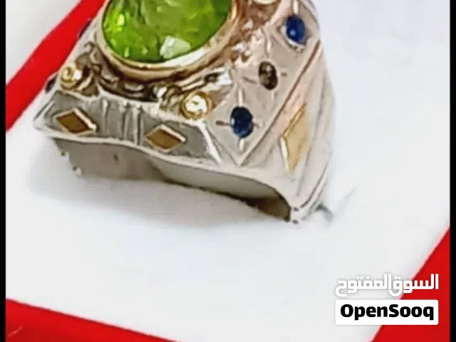 خاتم من الفضة مرصع بالذهب الخالص عيار 21 مع احجار الزفير على جوانبه ومرصع بحجر الزبرجد الطبيعي