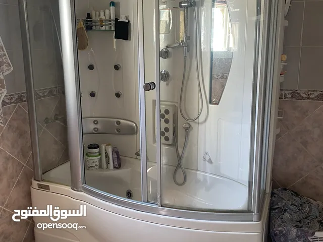 مروش حمام مع جاكوزي ومساج مائي يحتوي على ازاعة اف ام كذلك