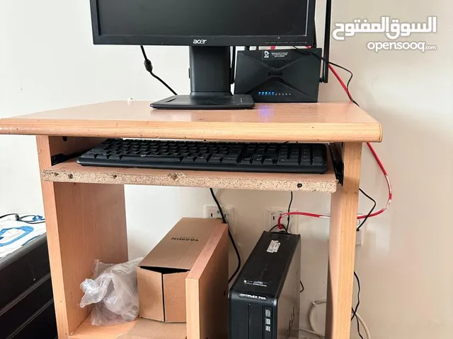 كمبيوتر بل لحالة جيده مع الطاوله