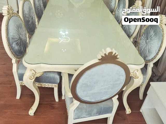 طاولة طعام 10 كراسي خشب صلد مع زجاج على وضعها الحالي