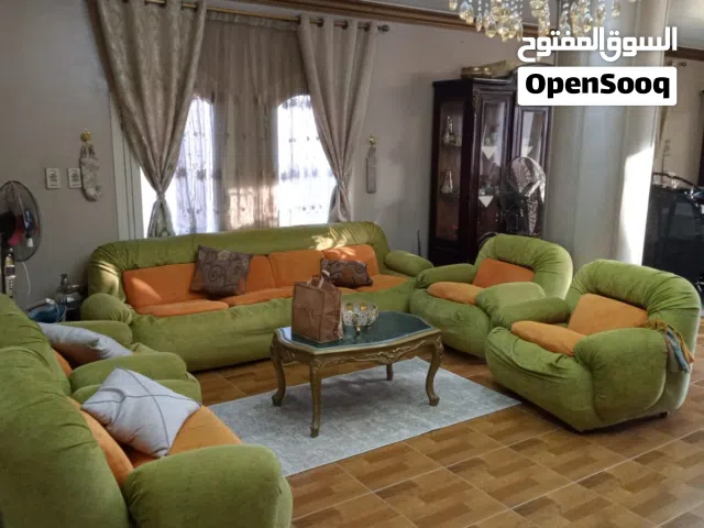 طقم غرفة معيشة الكنب مودرن بألوان مبهجة (اخصر وأورانج) وحالة ممتازة للبيع