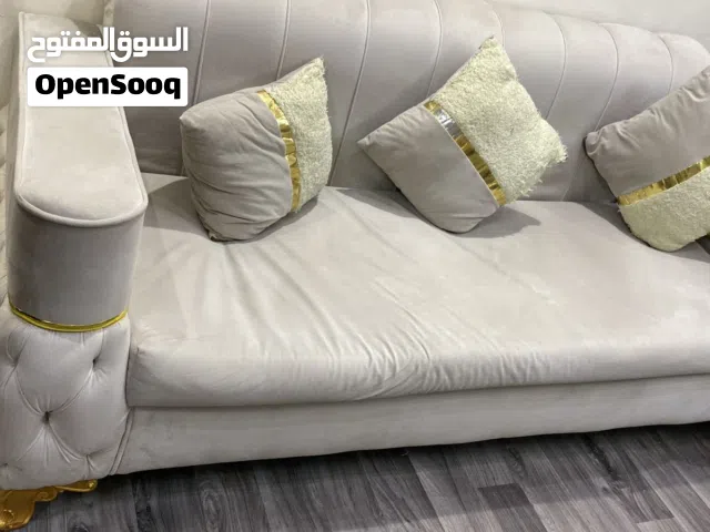 كنب فاخر 5 قطع مع طاولات زجاج – تصميم راقي ونظيف