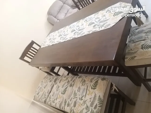 للبيع بسعر خيالي سرير طابقين وطاولة طعام مع سبعة مقاعد