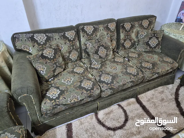طقم كنب كامل مع طاولة