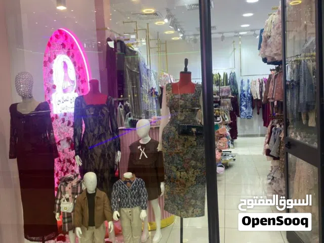 ديكور محل ملابس نسائية و اطفال للبيع بجميع الملحقات