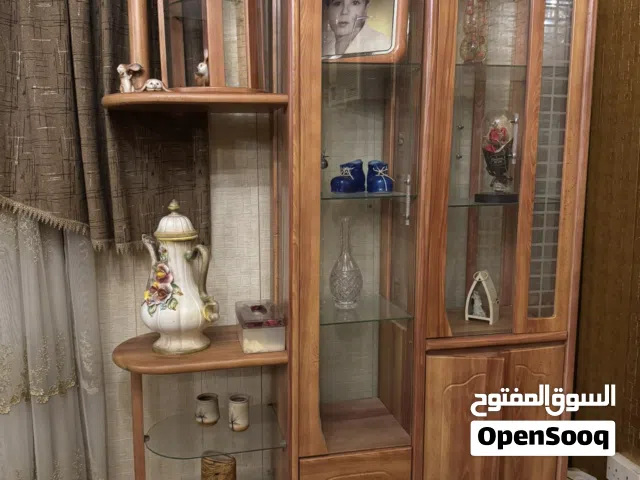 معرضين ينفتحن من الجهتين بيهن رفوف جام شكل جدا لطيف  ومن تحت دواليب  واخت الجديد