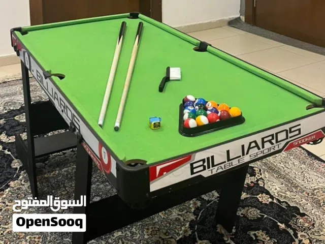 طاولة بليارد مع ملحقاتها