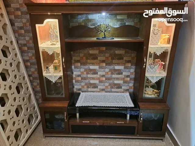 مكتبة استقبال ربي ابارك يوجد مكان لي الشاشه ويوجد فيها أضاء مخفيه ربي ابارك خشب ممتاز وسهل المسح