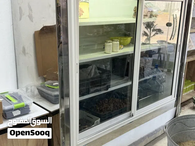 تلاجة عرض تبريدها ممتاز