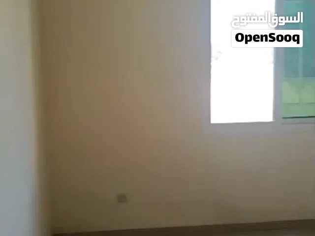 شقه طابق اول بفيلا بعين خالد بالشارع العام للعائلات