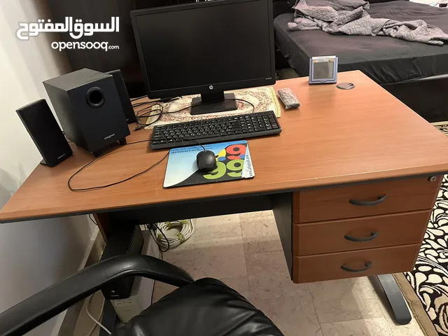 طاولة مع كرسي مكتبي بجميع ملحقاتها الموجودة في الصورة مع مكيفين تلج للأطفال والكبار الواحد بي 150
