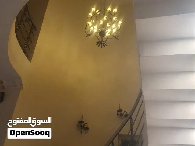 ثريات    للبيع    عدد     8