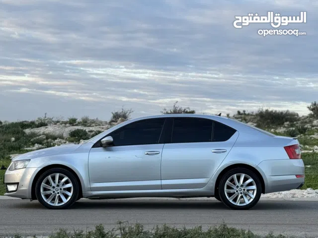 سكودا اوكتافيا 2016 نخب أول بحالة الشركة ديزل 1.6 بوش حساس امامي خلفي حررق سعر كااش فقط