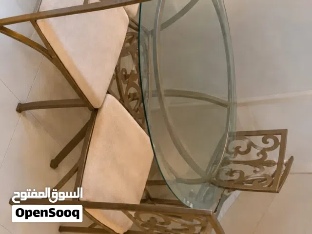 طقم طاولة طعام (سفرة) زجاجية مميزة مع 4 كراسي بحالة ممتازة