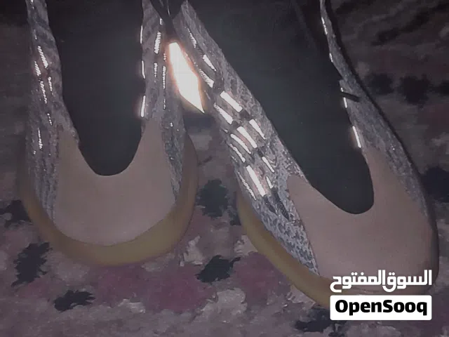 بوط Yeezy الاصلي