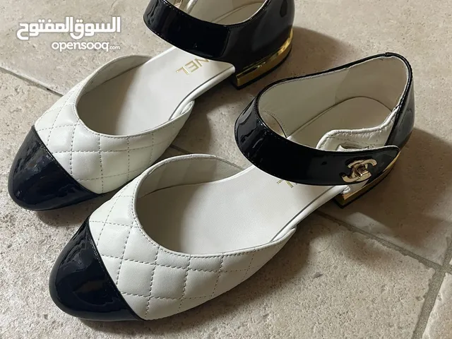 حذاء شانيل اصلي سعره 40 مقاس 38