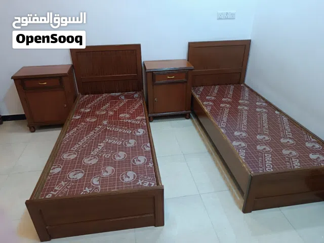 سريرين مع طاولتين جانبيتين للسرير