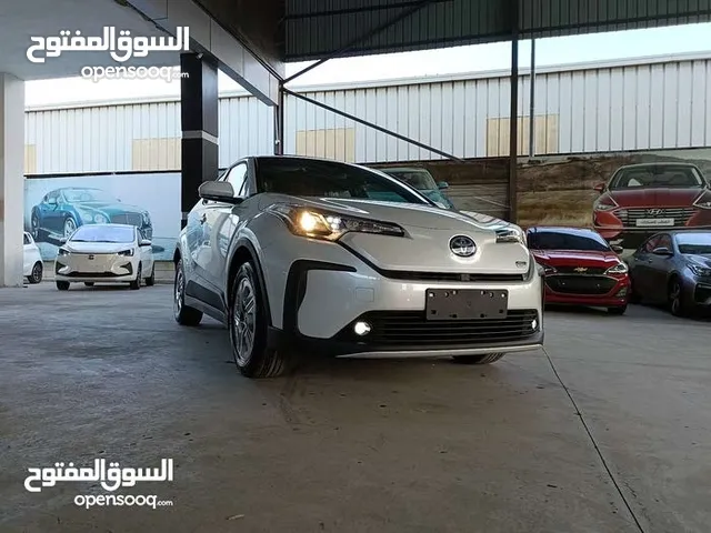 تويوتا CHRالكهربائيه موديل 2022عداد زيرو كاملة الاضافات مع فتحه تقطع بالشحنه420km بطاريه53kw