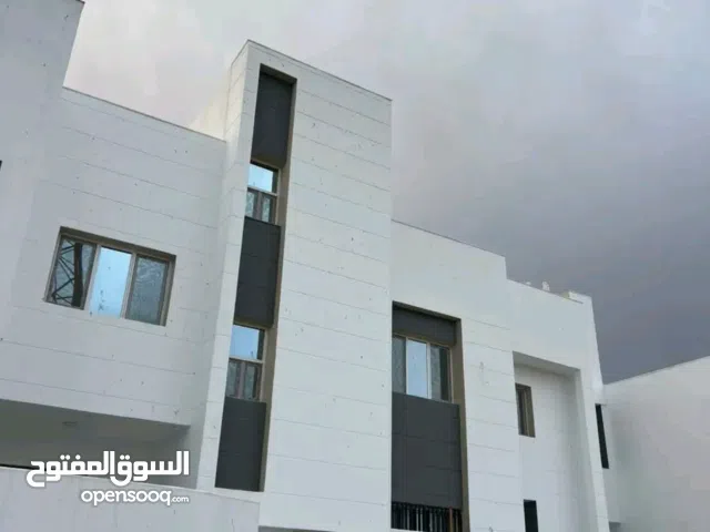 مبنى دورين يتكون من 4شقق يصلح استثمار للبيع في سيده عائشة  حي المهندسين ع قطران  مساحة 500متر على شا