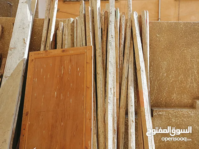 44 عرق خشب و 2 لوح بلطى و دبلاق بحاله ممتازه . 40 عرق 3" * 3" * 2.75 متر . 4. عرق 4" * 4" * 4
