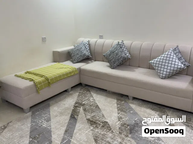 للبيع كنب اللون ابيض