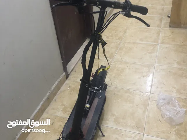 اسكوتر سرعه 40حقيقيه كل شيه مال بلدو و كورسي كبير جديد و مفاتح انظار 2 + ومفتاح عادي +شاحن اصلي