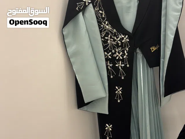 للبيع فساتين من مصممات