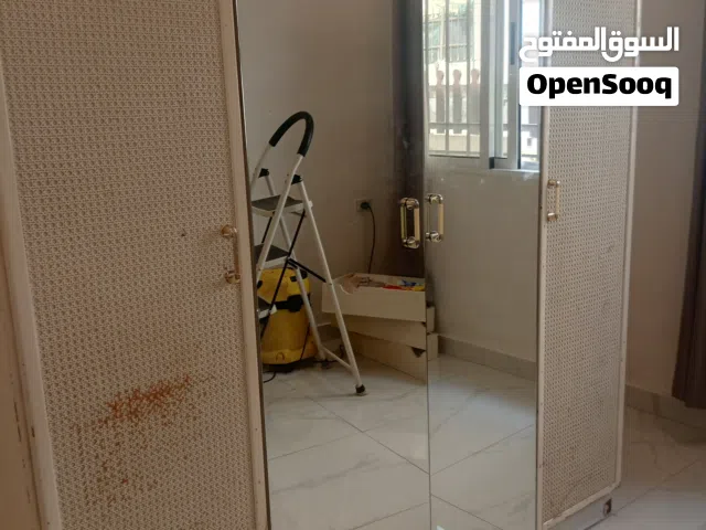 موجود خزانة للبيع بحالة جيدة خشب ثقيل ما فيها شي