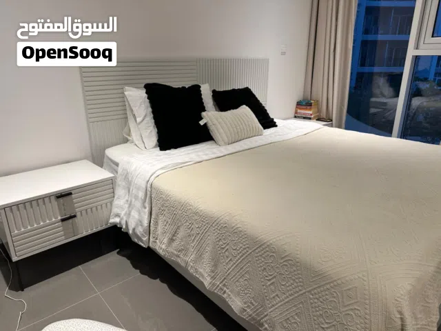 Beautiful King size Bedroom Set from HOMECENTER(Bed, Nightstand, Dresser, Bench) Excellent Condition