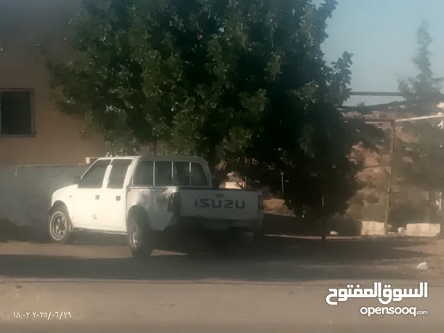 بكب ايسوزو موديل 2000نخب عادي مش فورويل لون ابيض