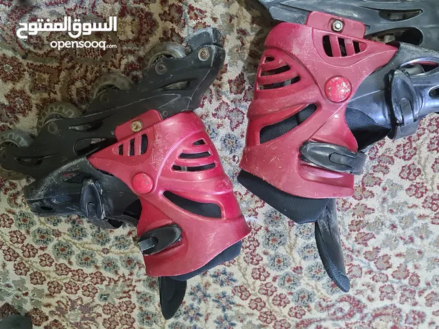 سكيت لون احمر وثلاث سكوترات للبيع