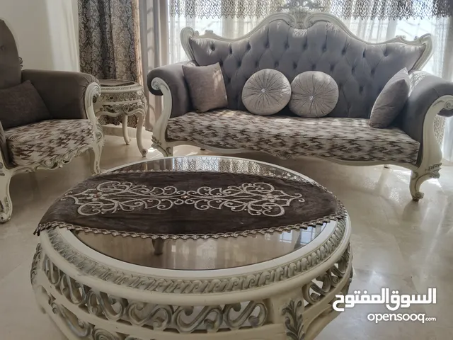 طقم كنب نيو كلاسيك وكاله مع طقم طاولات 3 قطع