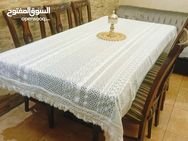 سفرة خشب زان 8 مقاعد و2 فضية وواحد بيرو بحالة جيدة جدا
