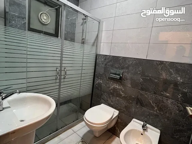 شقه فاخره للبيع من المالك  شبه ارضي مع حديقه مدخل مستقل  تشطيب سوبر ديلوكس كاش او اقساط