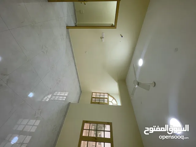 شقة للإيجار ( بمدخل مستقل  وخصوصية ) في منتصف المدينة --   Apartment for rent-  own entrance