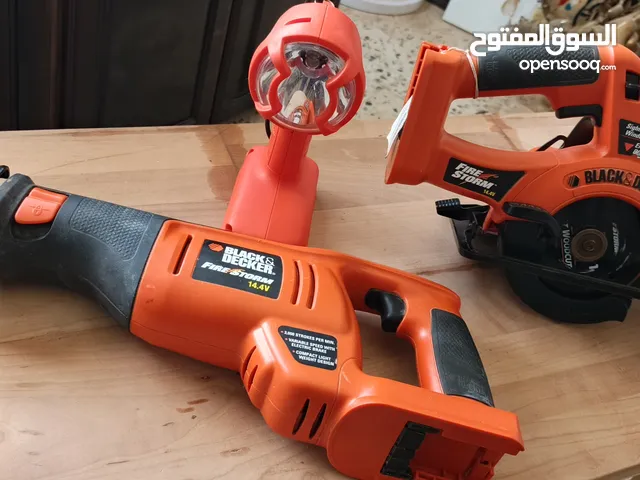 كت black and decker  14.4 فولت بدون بطاريات مكون من ثلاث قطع (منشار يدوي/منشار ترددي/اضاءه) بسعر 30