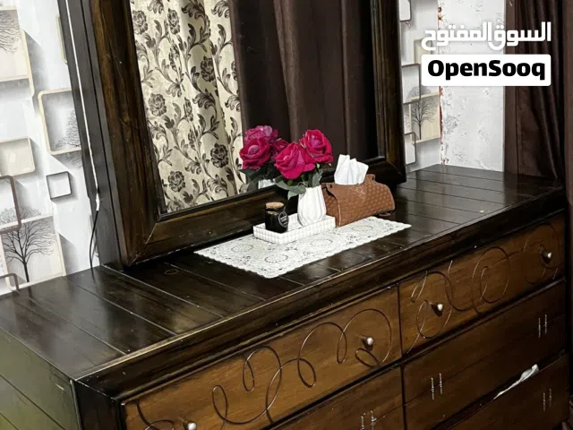 غرفه نوم إماراتيه خشب زان بحاله جيده مستعمل بسيط