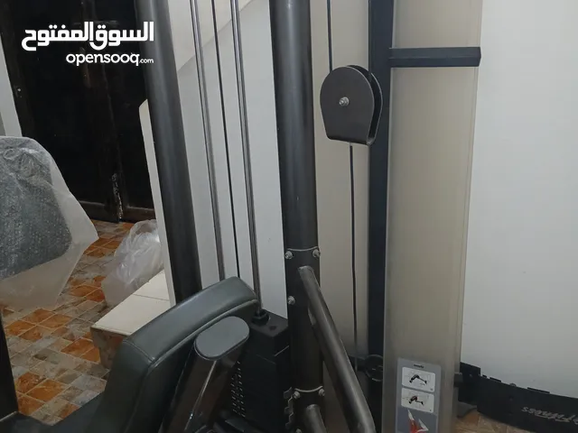 جهاز دفع رياضي لتمارين الأرجل والفخذين والبطات. وينهم اللي يدور حق يقوي رجوله ويكبر فخودة من العضل