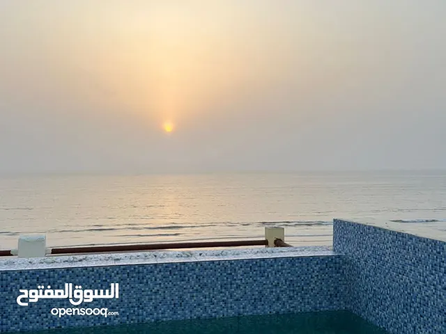 House with direct sea view with Swimming Pool منزل حديث مطل على البحر مع حوض سباحه