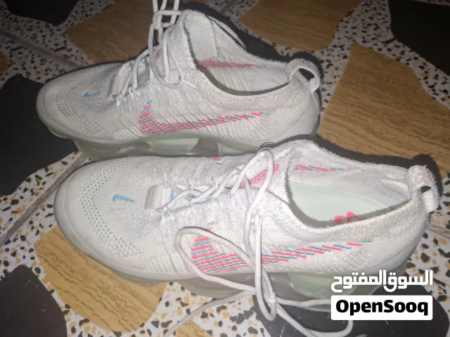 حذاء ماركة للبيع