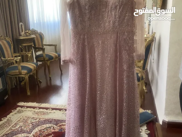 فستان لون زهري للبيع بحالة جيدة ومميزة.
