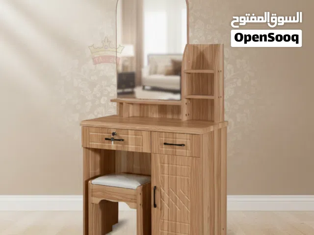 طاولة تسريح خشبية عصرية مع مرآة قوسية وكرسي مبطن - موديل DT-9856