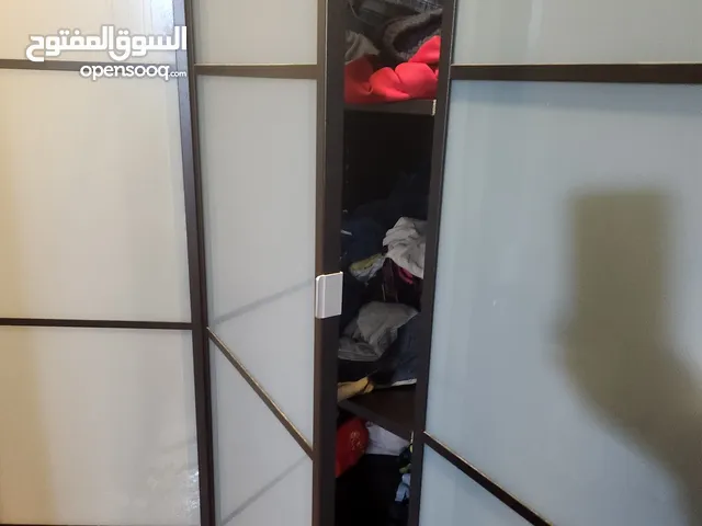 للبيع كبت ملابس 6  بوابات  ، في  قزاز الباب الاخير مكسر و نظيف وغير مستعمل كثيرا سعر 30 بيعه سريعه