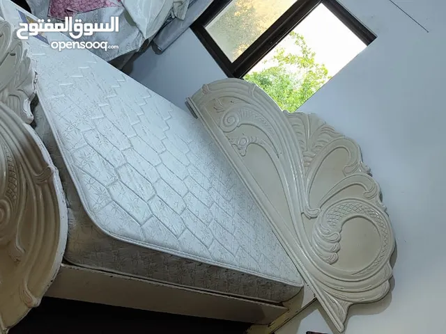تخت للبيع مع فرشه نظيفه جدا شبه جديده