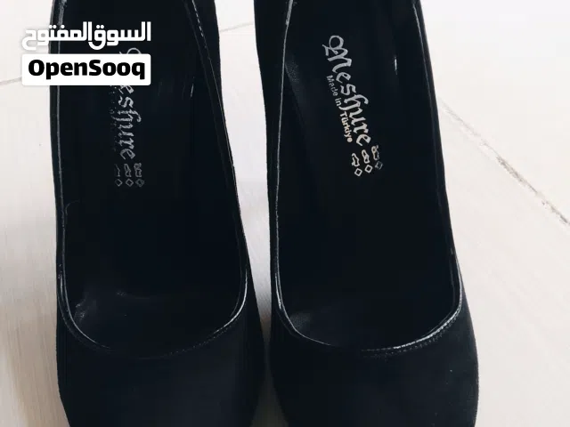 أحذية نسائية أنيقة بكعب عالٍ ونعل أحمر