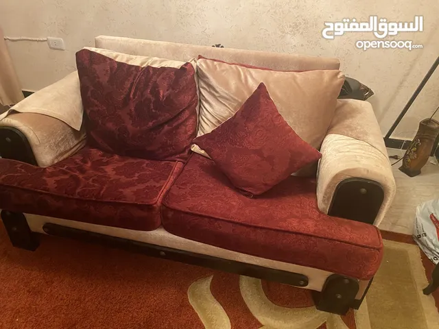 غرفة جلوس 7 مقاعد مع الستائر والسجاد بحالة جيدة جدا