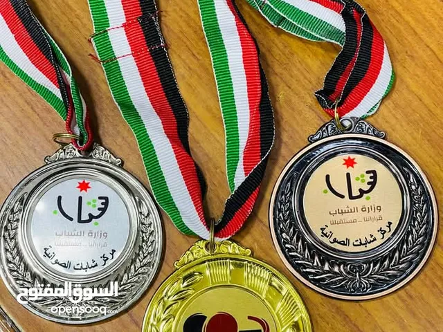 ميداليات دروع وكروت وكتب هاردكفر مطوية ودفاتر سندات
