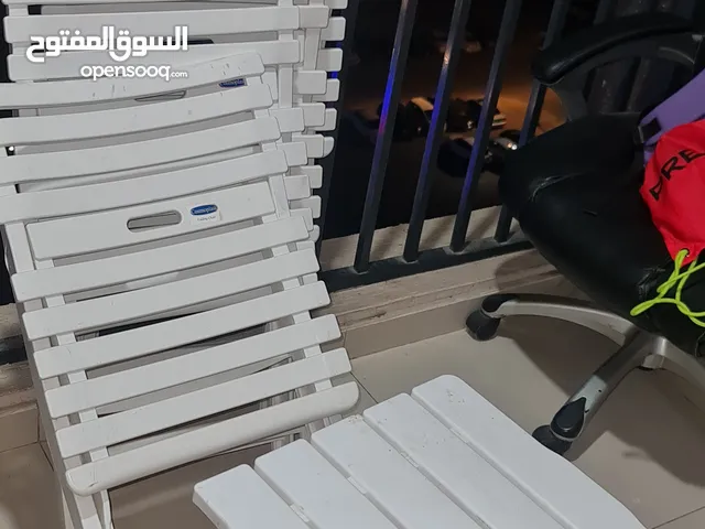 طقم مكون من 4 كراسي بلاستيك مع طاولة قابلة للطي