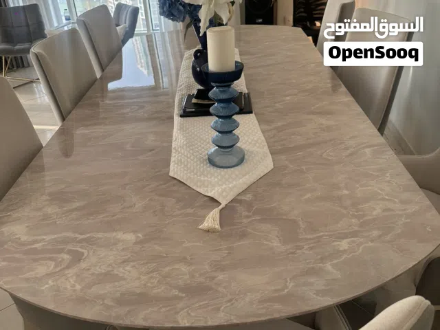 طاوله سفره سطح رخام شبه جديده مع 8 كراسي و كونسول في اربع ابواب