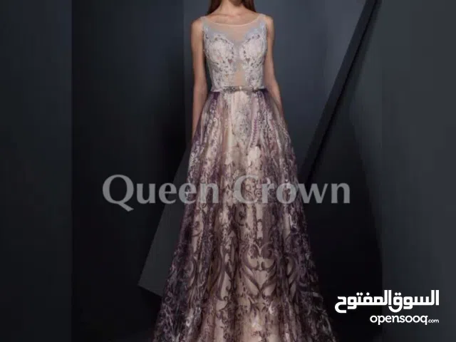 فستان فخم مبطن من الداخل و مزود له كمام نص كم فخم جدا جدا نفس الصوره السعر 4000قابل للتفاوض